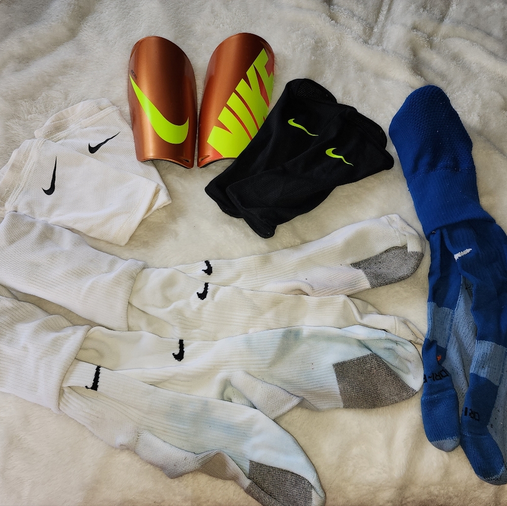 Mens Nike Soccer bundle (Shin guards, Socks, Sweetspot)